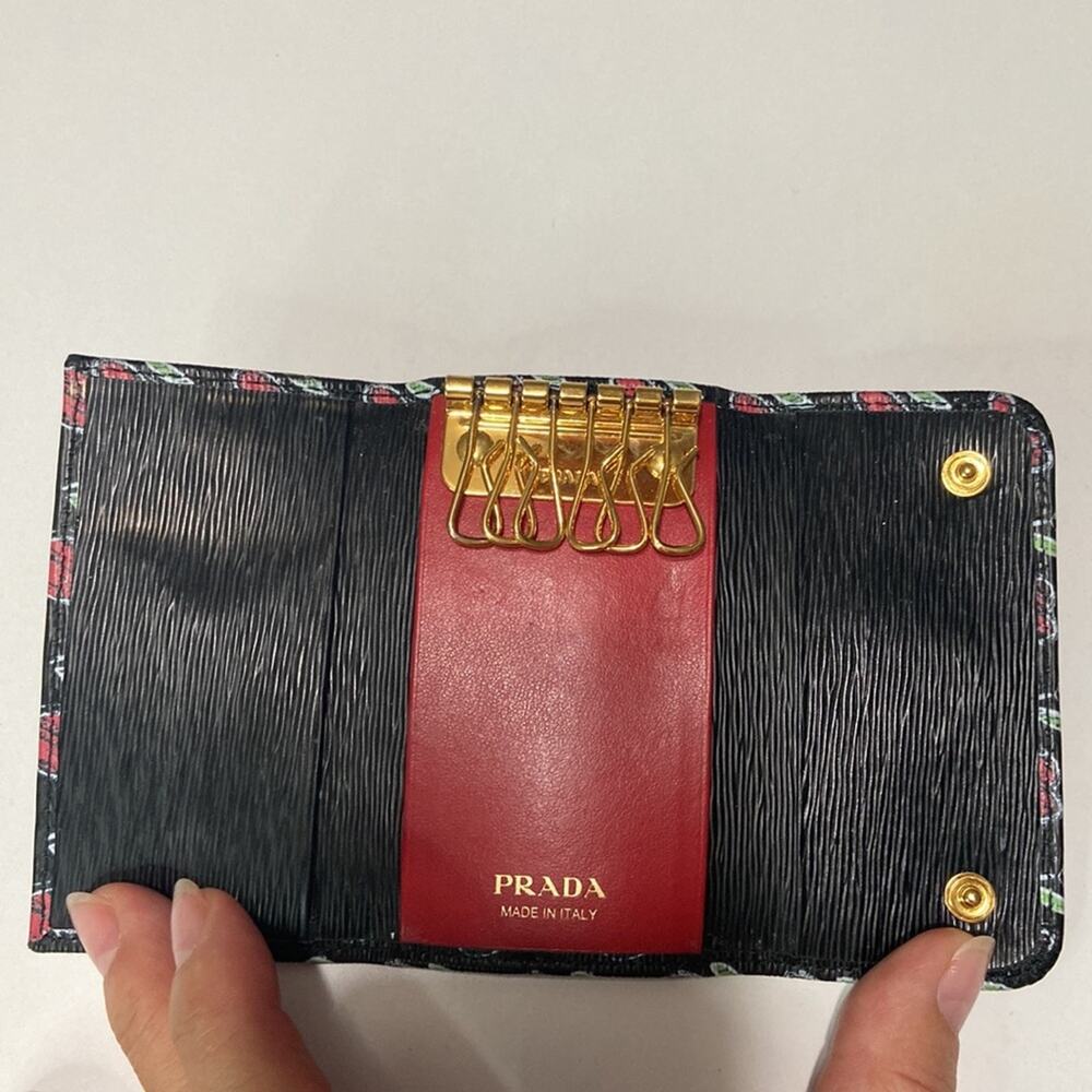 Authentic Prada Vitello Move Leather Heart Pattern Six Ring Tri-Fold Key Holder - Picture 5 of 10